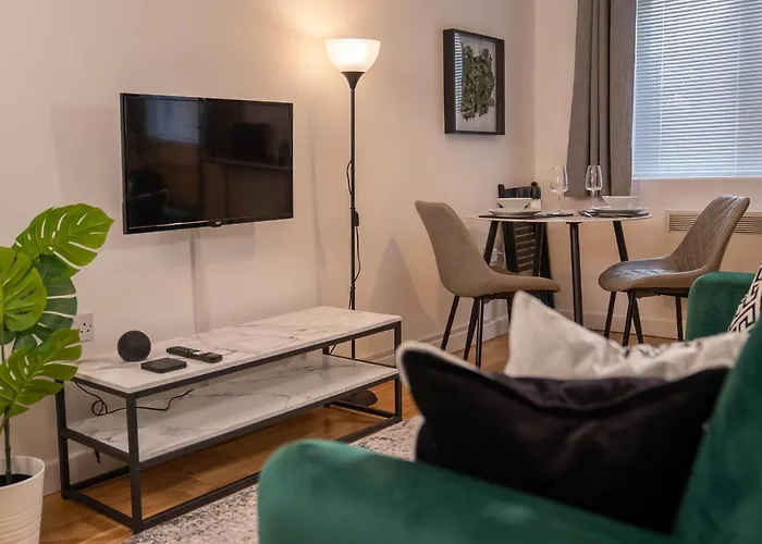 Modern & Central - King Bed, Super Fast Wi-Fi