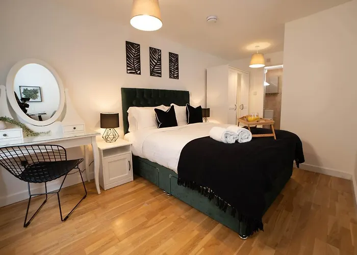 Modern & Central - King Bed, Super Fast Wi-Fi