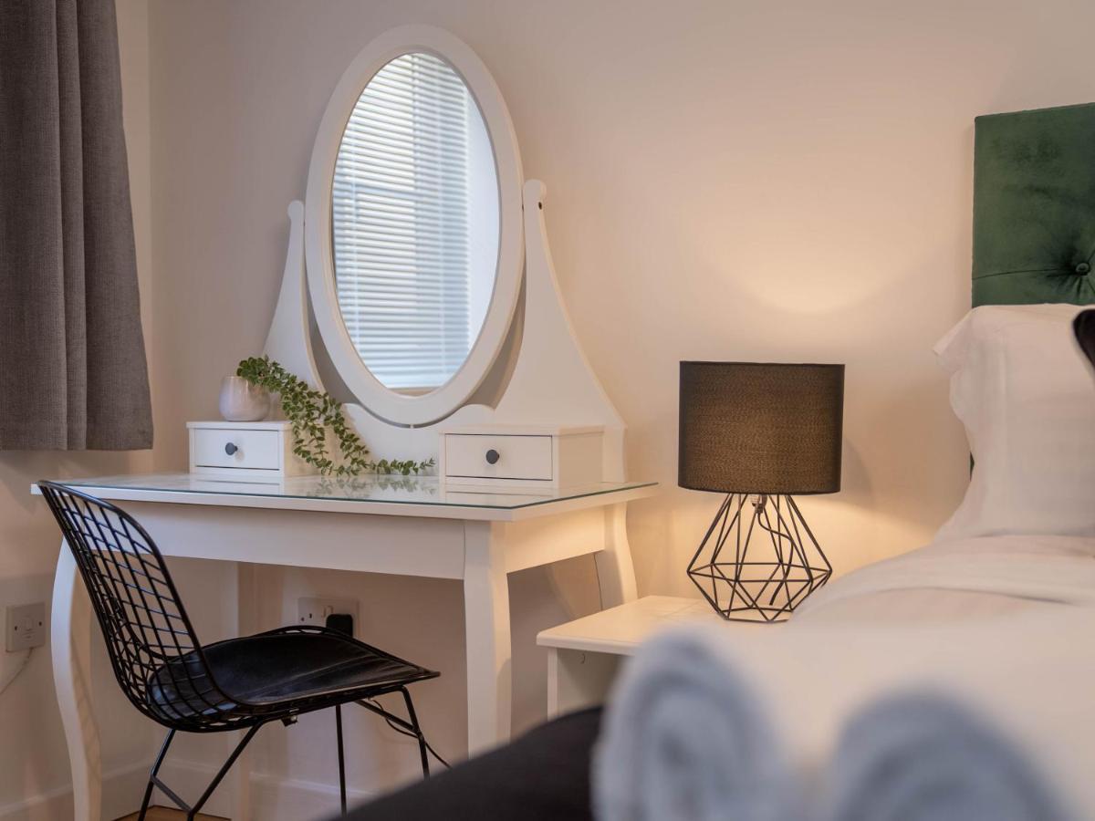 Modern & - King Bed, Super Fast Wi-fi
