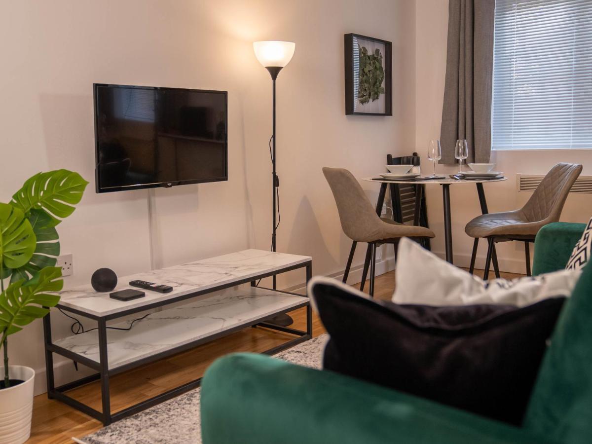 Modern & - King Bed, Super Fast Wi-fi Apartment