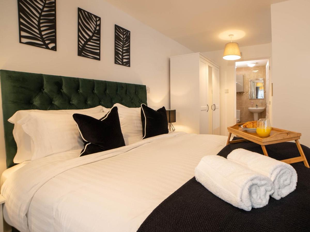Modern & - King Bed, Super Fast Wi-fi